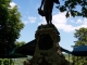 fontaine surmontée d'une statue de bronze, allégorie de La Nesque
