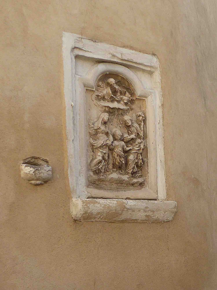 Bas relief sur le mur d'une maison - Morières-lès-Avignon