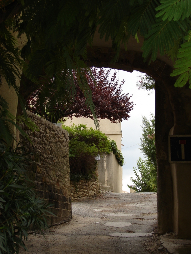 La Porte de l'Enceinte fortifiée du Village Médiéval - Rasteau