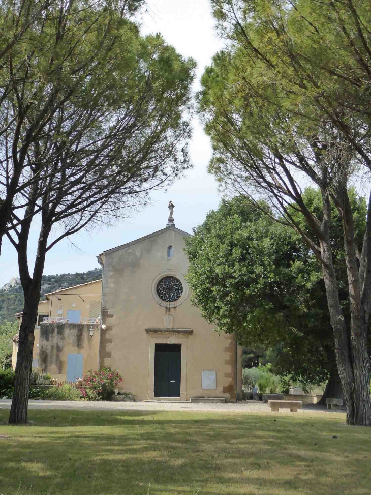 Vers l'entrée de l'église - Saint-Hippolyte-le-Graveyron