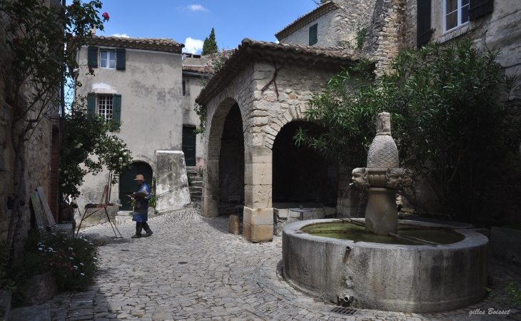 Venelle à la fontaine - Séguret