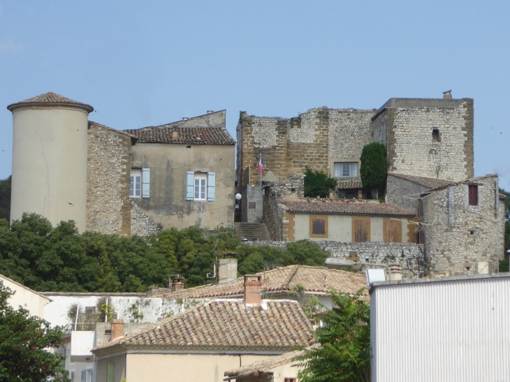 Vue sur les tours et toits du village - Vedène