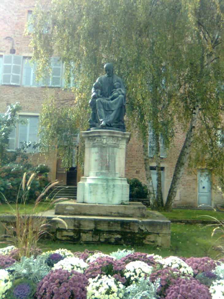 Statue St Vincent de Paul - Châtillon-sur-Chalaronne