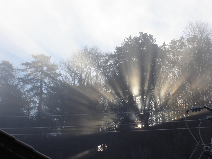 Soleil filtant sur la tour de menthon - Coligny