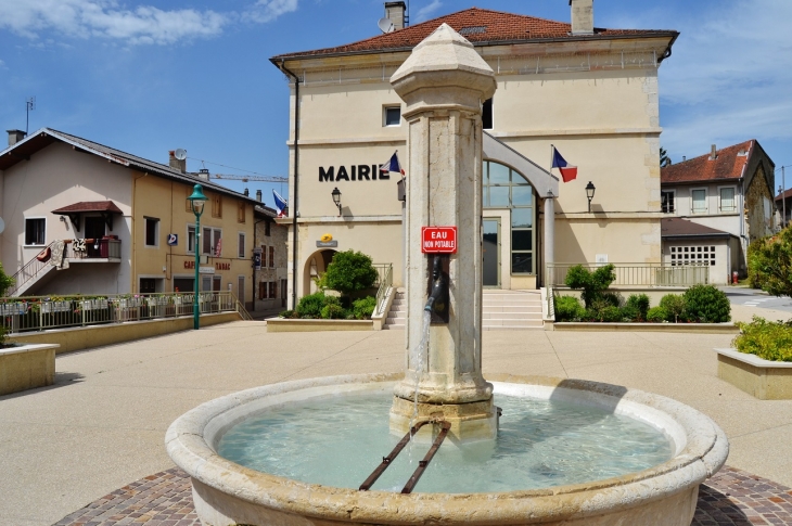 La Mairie et la Fontaine - Martignat