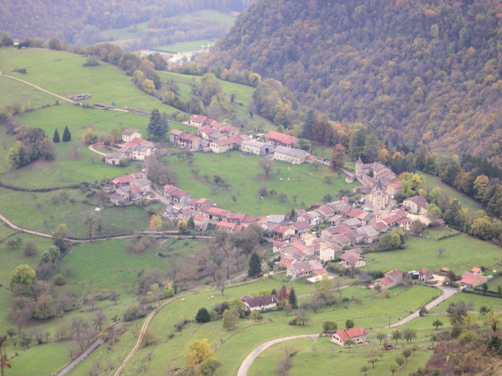 Le village d'Oncieu vu depuis la croix du col d'Evosges