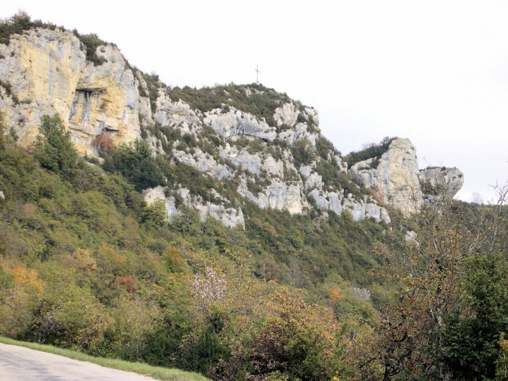 Massif rocheux et croix du col d'Evosges - Oncieu
