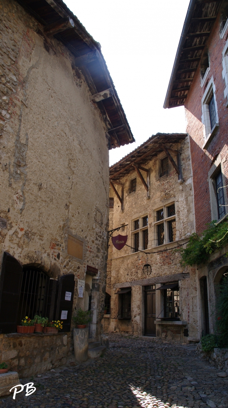  - Pérouges
