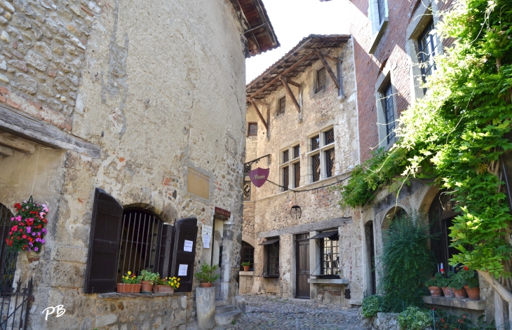  - Pérouges