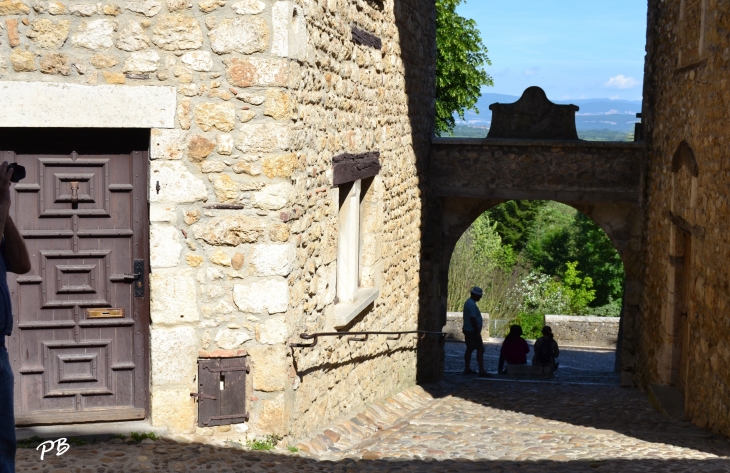 - Pérouges