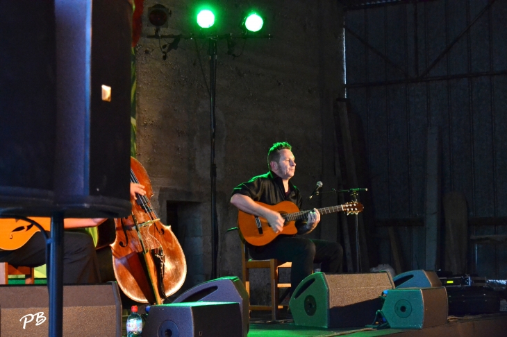 Printemps de Pérouges concert swing manouche a la ferme de Rapan