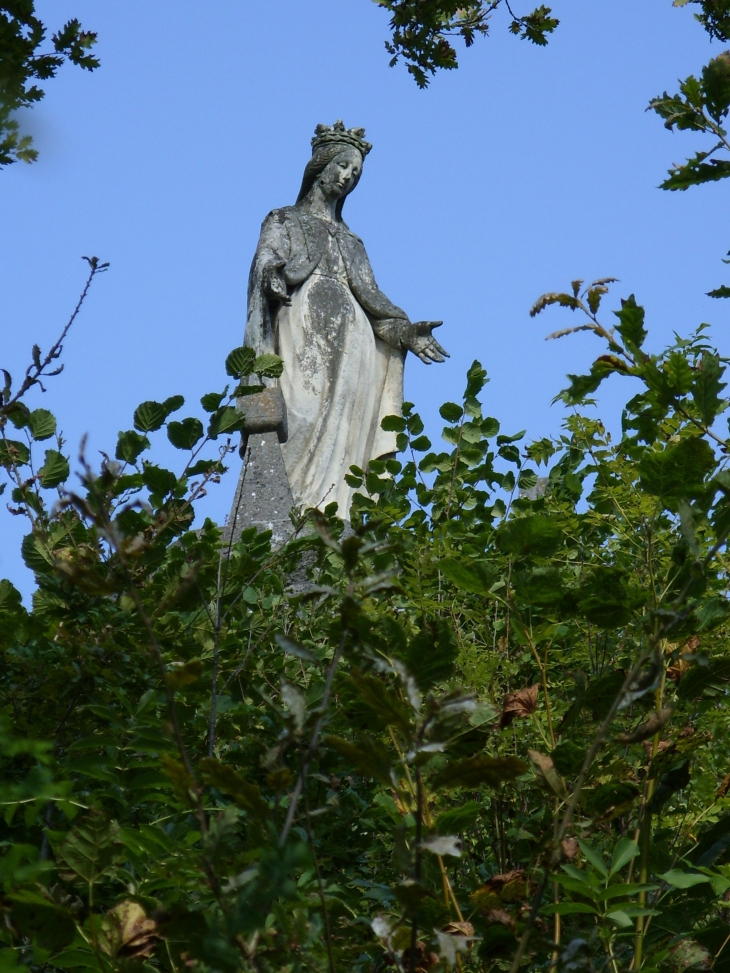 Statue de la vierge surplombant le villlage - Rossillon