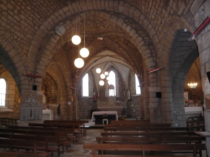Intérieur de l'église d'AIZAC
