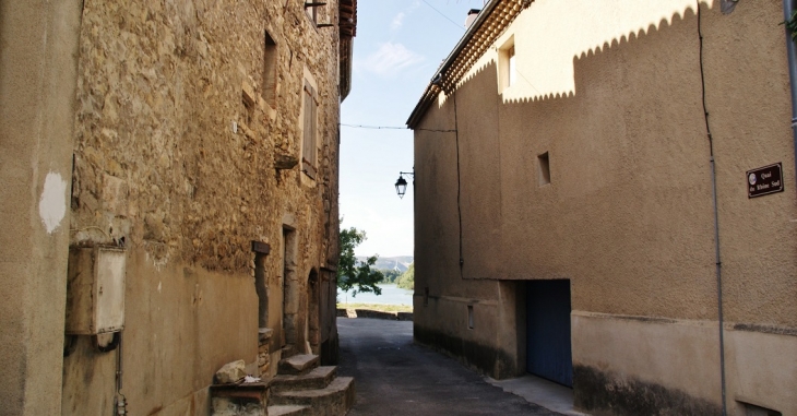 Le Village - Baix