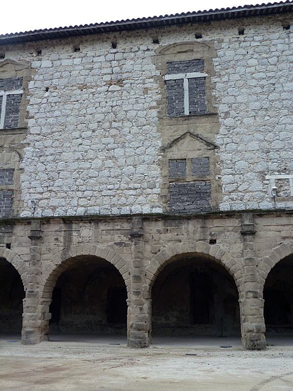 Les arcades de la cour du château - La Voulte-sur-Rhône