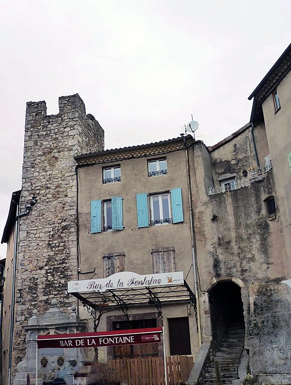 Place Giroud escalier vers la vieille ville - La Voulte-sur-Rhône