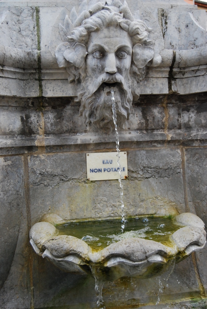 Détail de la fontaine - Lamastre