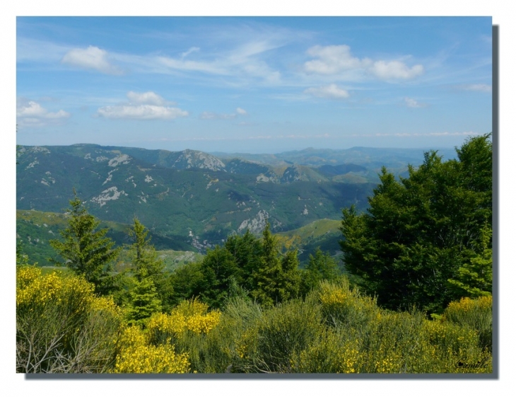 Le village au loin - Laviolle