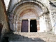 le portail de l'église romane de Thines