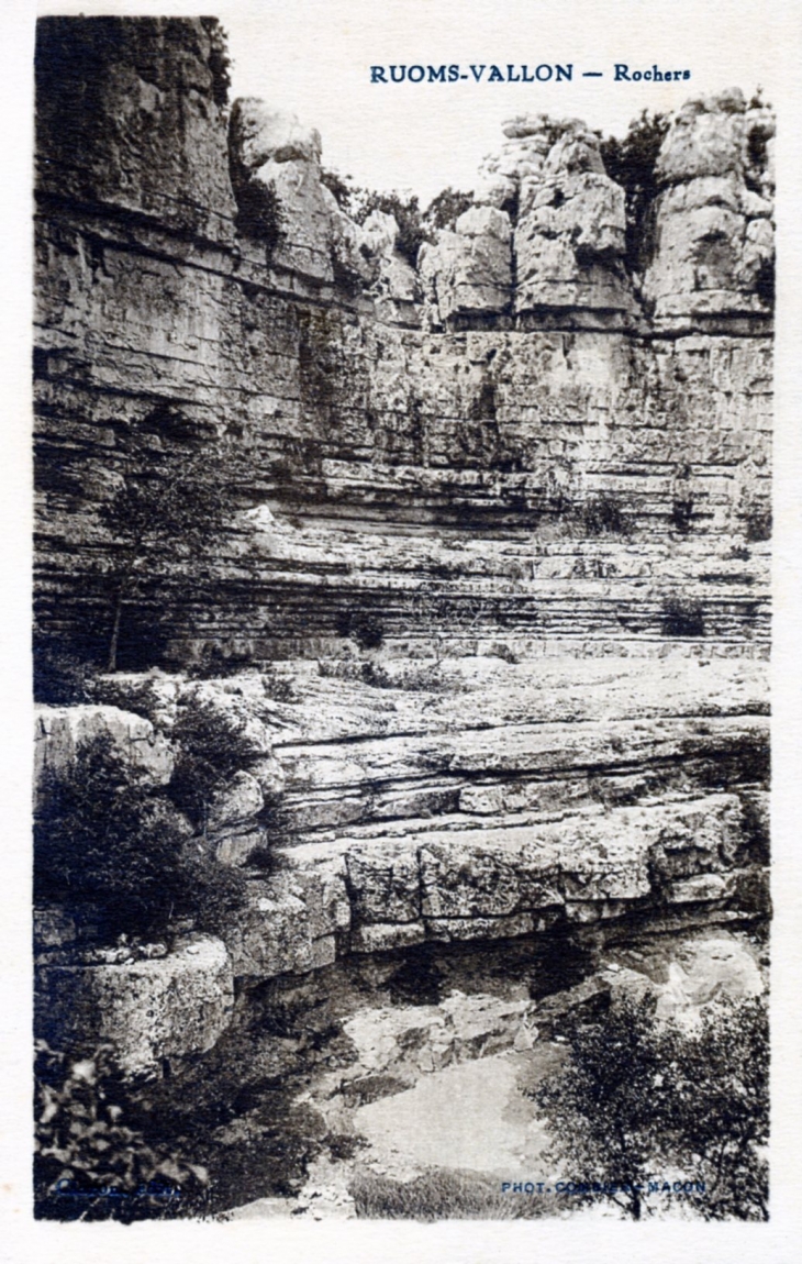 Ruoms-Vallon - Rochers, vers 1920 (carte postale ancienne).