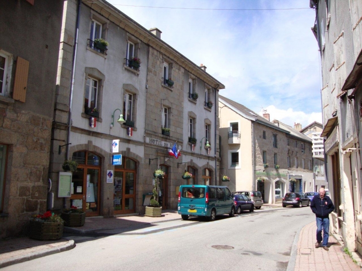 Saint-Agrève (07320) Rue principale, mairie