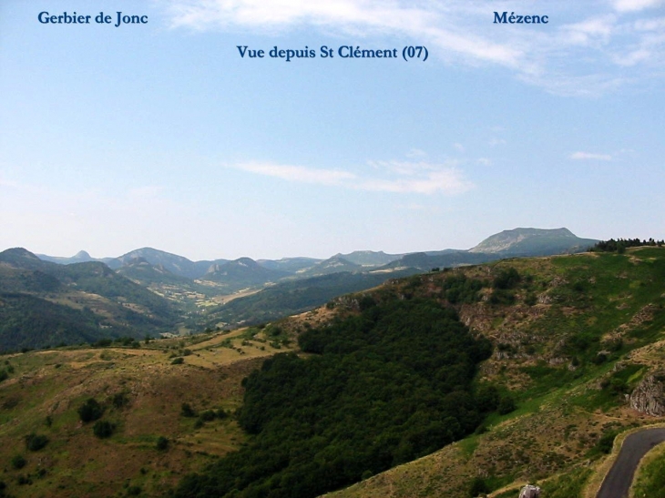Vue sur le Mont Gerbier des Joncs et le Mézenc depuis St Clément - Saint-Clément