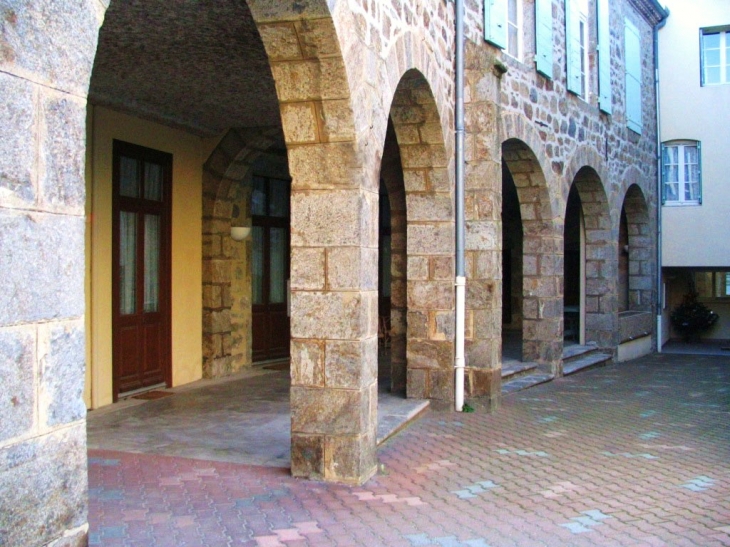 Arcades de la cour intérieure du couvent Saint Joseph - Saint-Félicien