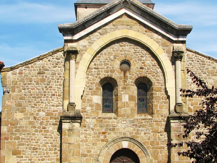 église romane classée monument historique en 1981 , ancienne chapelle d'un Prieuré fondé au XI è siécle par les chanoines de Saint Barnard de Romans - Saint-Félicien