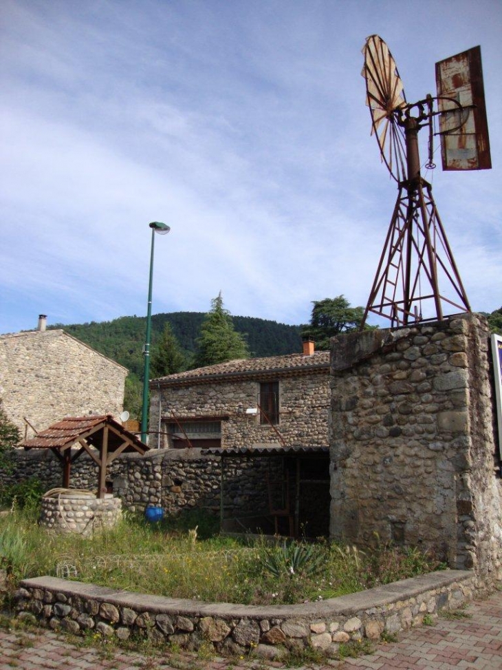 Saint-Fortunat-sur-Eyrieux (07360) petite éolienne (pompe d'eau) et puits