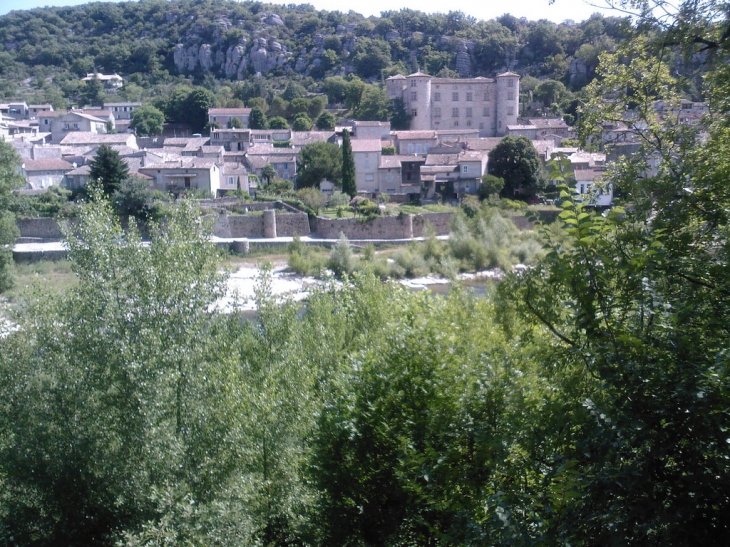 Village de Vogüé à 2kms - Saint-Germain