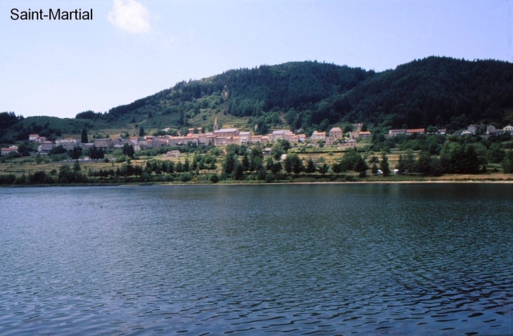 Le lac et le Village - Saint-Martial