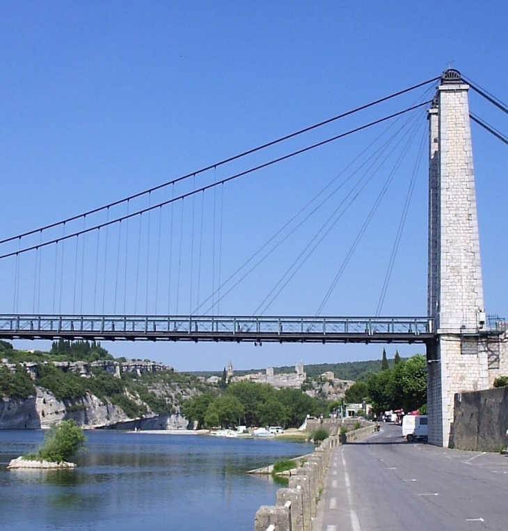 L'Ardèche, le pont suspendu, les quais - Saint-Martin-d'Ardèche