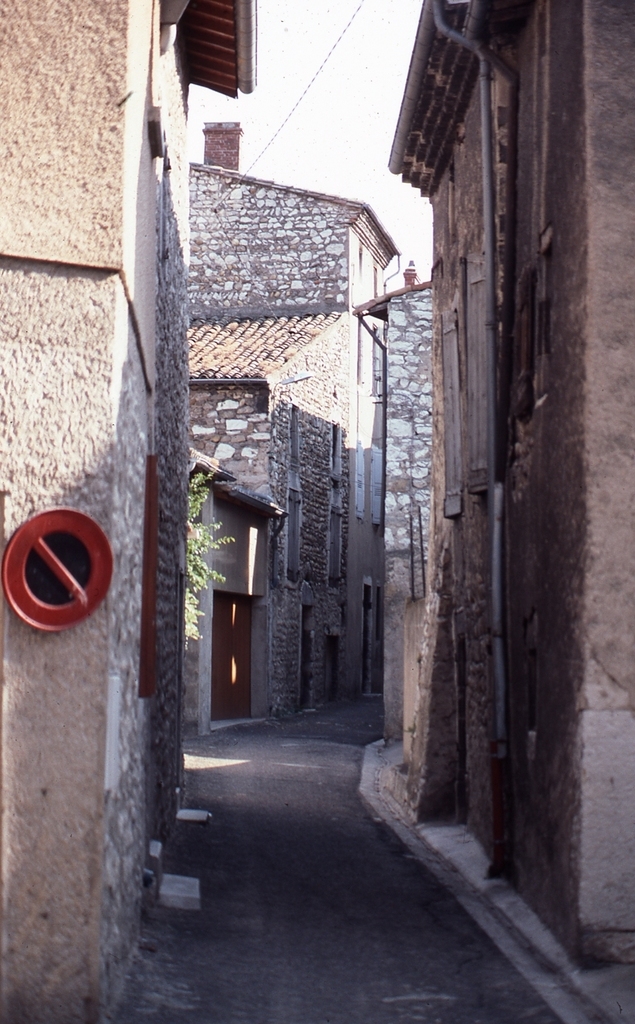 Une rue du vieux village(maisons partiellement abattues) - Saint-Péray