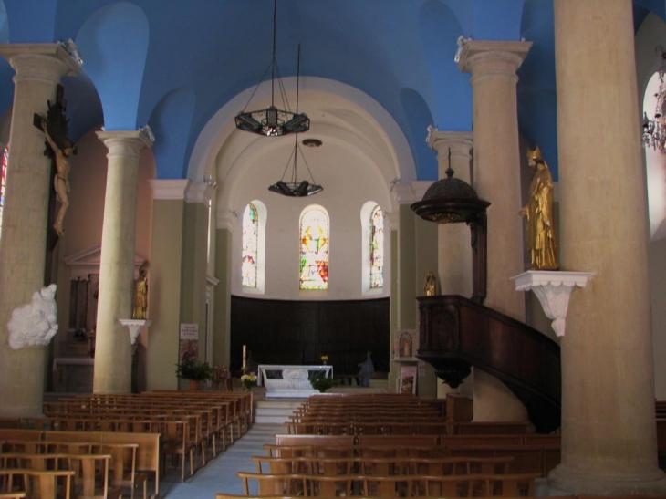 Intérieur et vitraux de l'église - Saint-Victor