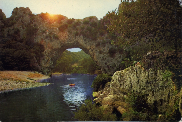 Jeux de lumières au Pont d'Arc. (carte postale de 1970) - Vallon-Pont-d'Arc