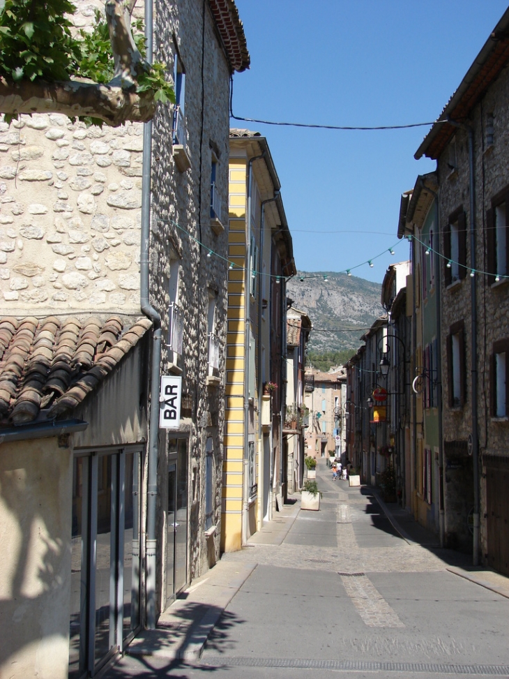 Une rue du village - Buis-les-Baronnies