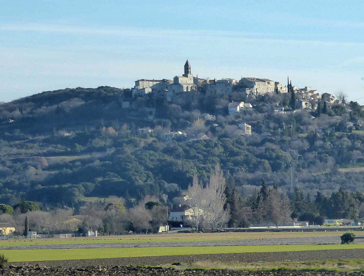 Village perché vu de l'autoroute - La Garde-Adhémar
