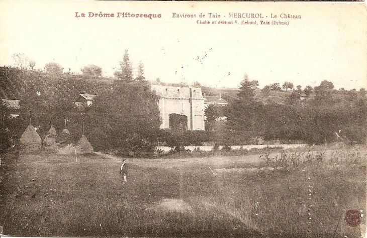 Château datant de 1860 restauré aujourd'hui en gîte - Mercurol