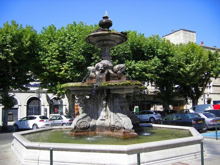 Fontaine - place de la mairie - Montélimar