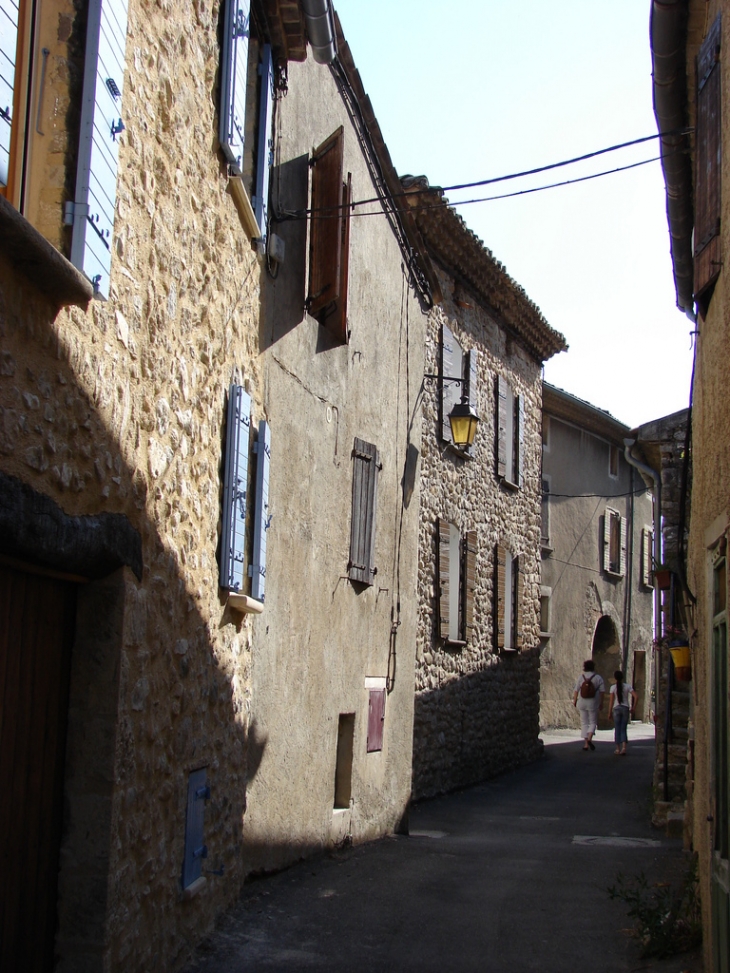 Une rue du village - Pierrelongue