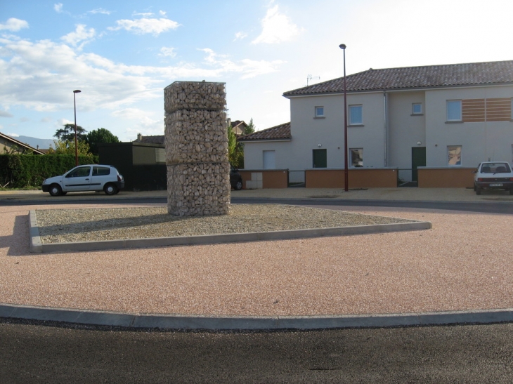 Place de la pierre - Saint-Paul-lès-Romans