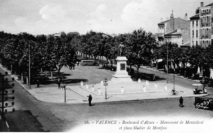 Boulevard d'Alsace - Monument de Montalivet et place Madier et Montjau, vers 1920 (carte postale ancienne). - Valence