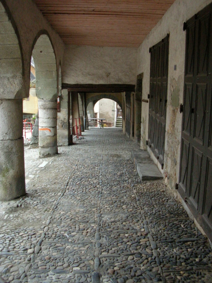 Sous les arcades de la place médiévale - Alby-sur-Chéran