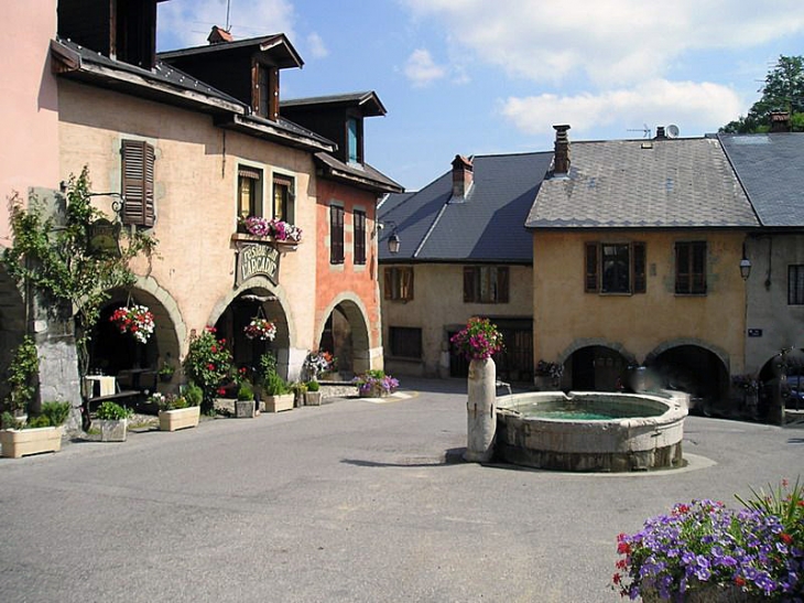 La place triangulaire du Trophée, les arcades et la fontaine - Alby-sur-Chéran
