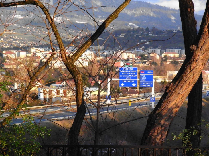 L'autoroute traversant la commune depuis le Château - Gaillard