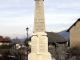 monument aux morts au centre du village
