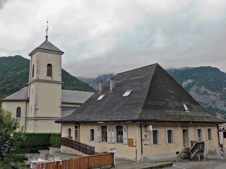 Devant l'église - Le Biot