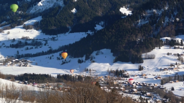 Montgolfieres qui s'éparpillent à Praz sur Arly - Praz-sur-Arly