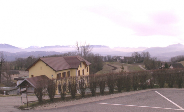 Panorama depuis le chef-lieu de Saint-Eusèbe; vue sur l'école après l'incendie de l'été 2006