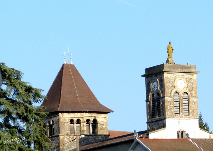 Artas. L'église aux deux clochers.